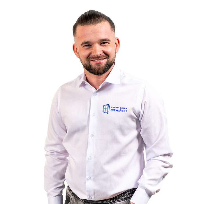 Mateusz Lisik, doradca techniczno-handlowy, w białej koszuli Salonu Okien Niewiński