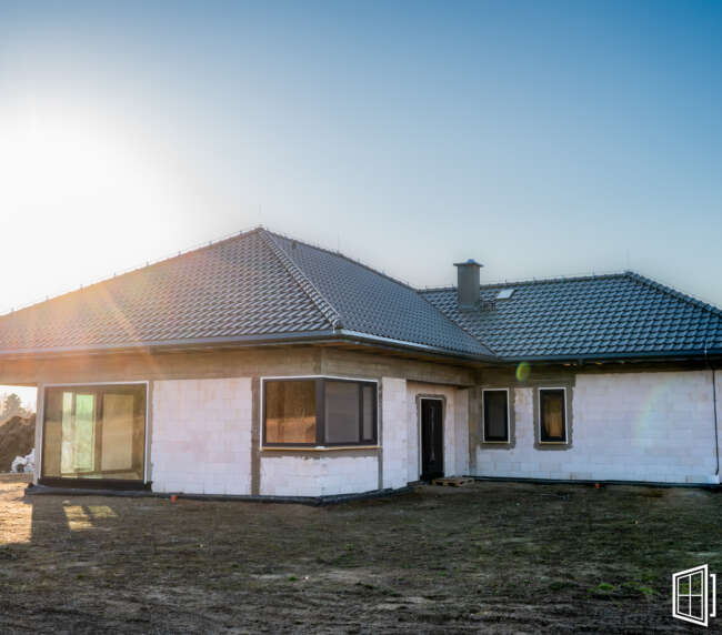 Parterowy dom w stanie surowym z nowymi oknami i drzwiami, realizacja w powiecie bartoszyckim 2024