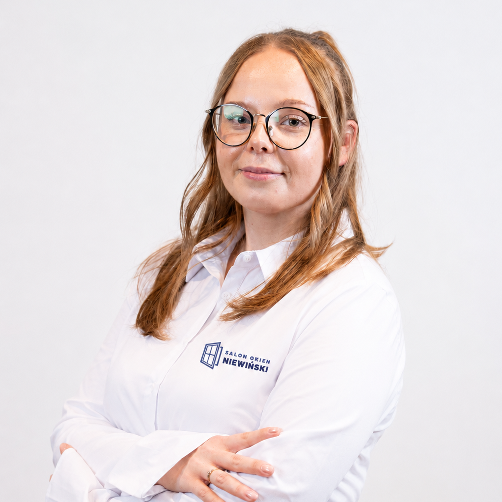 Natalia Beksa, specjalista ds. ofertowania, w białej koszuli Salonu Okien Niewiński