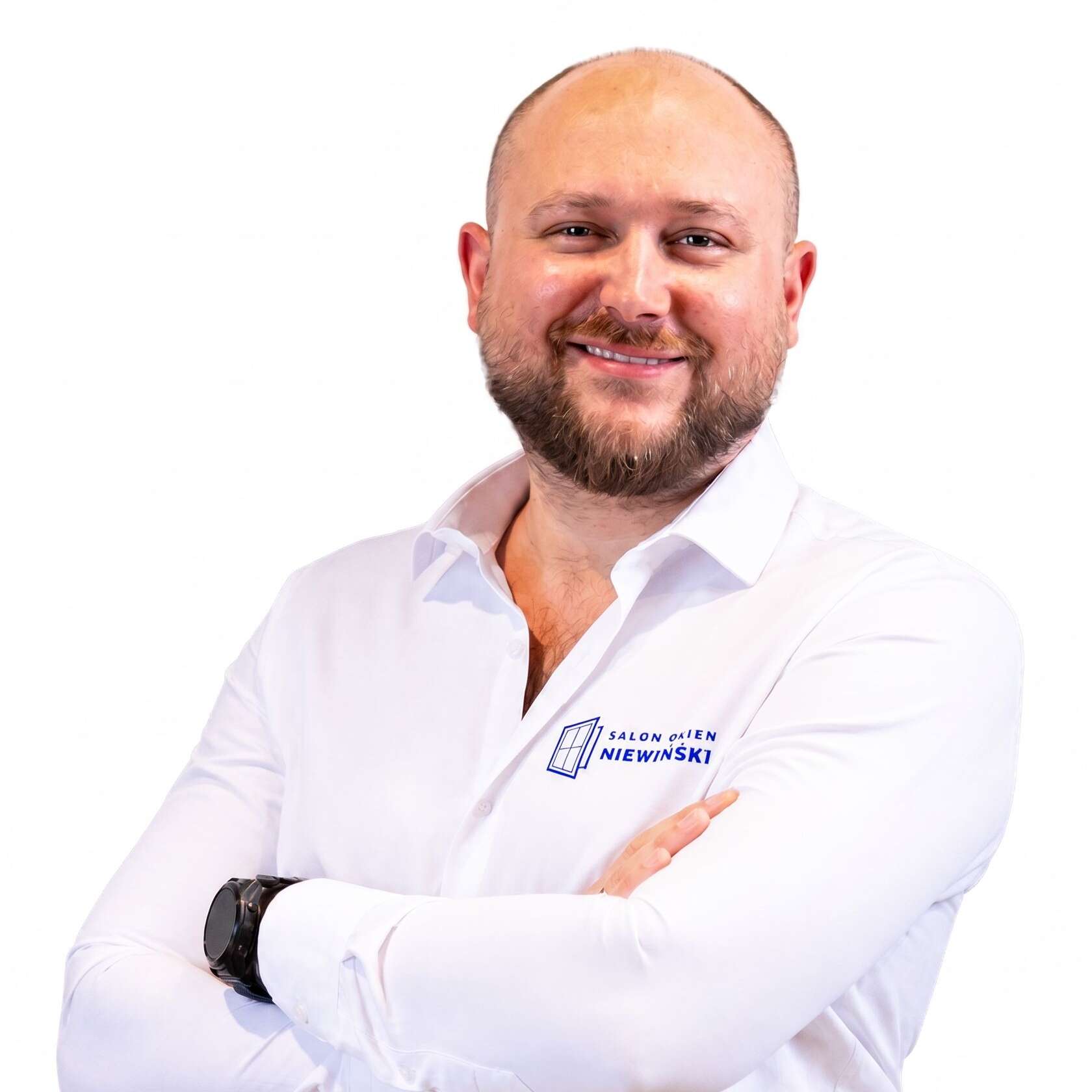 Patryk Niewiński, właściciel Salonu Okien Niewiński, w białej koszuli firmowej